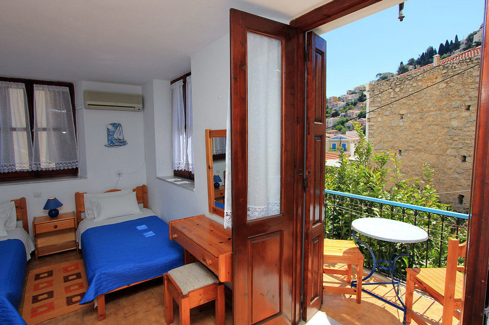 Symi Center Hotel Bagian luar foto