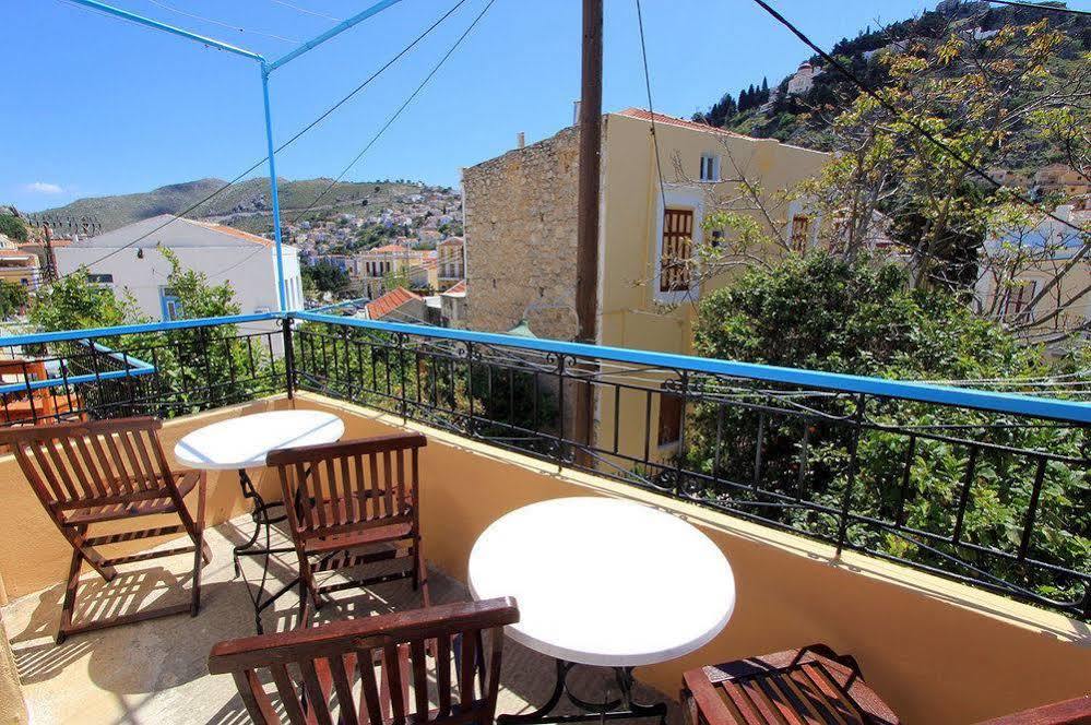 Symi Center Hotel Bagian luar foto