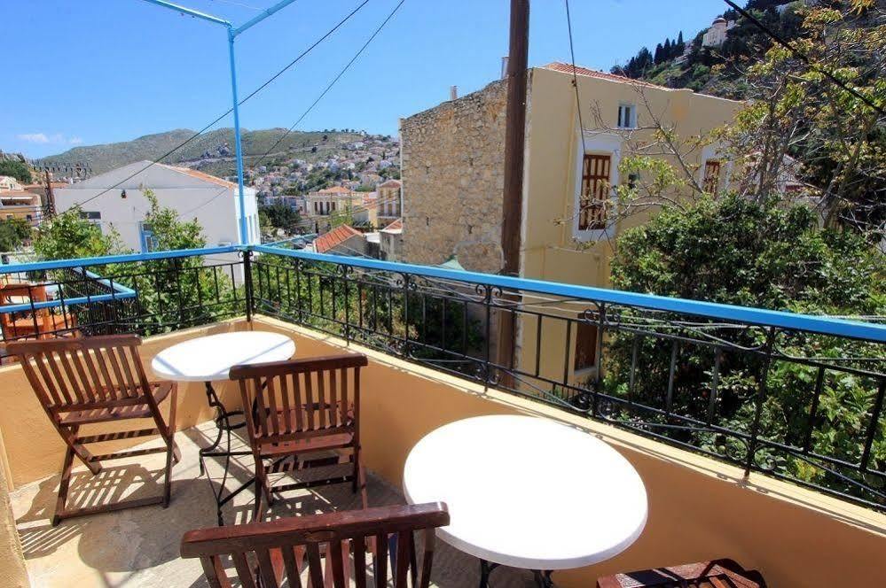 Symi Center Hotel Bagian luar foto